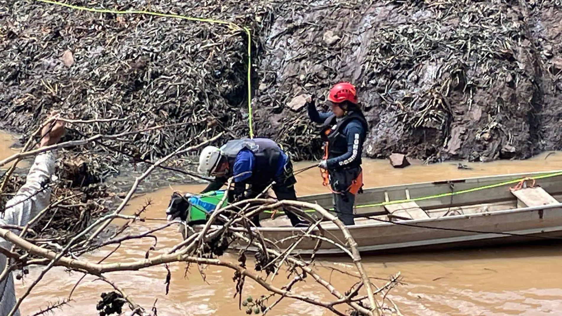 Búsqueda de joven desaparecido en presa Urepetiro